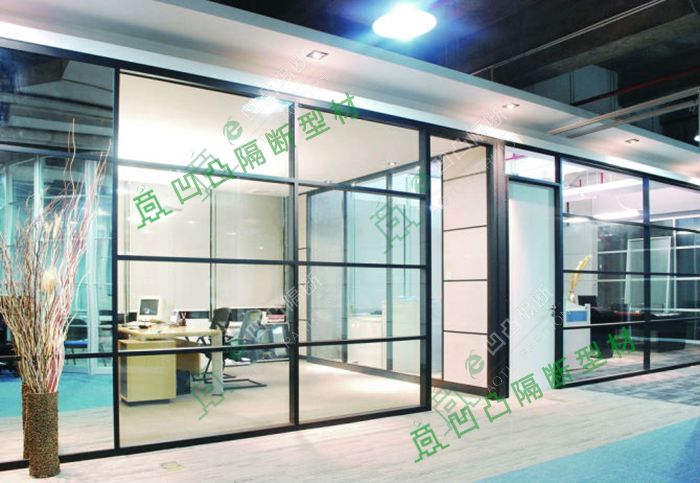 辦公室玻璃隔斷新貢獻(xiàn)，抗火立大功——燃燒兩小時(shí)，抗熱溫度986℃