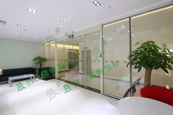凹凸隔斷新款雙玻百葉高隔間剛剛上市，結(jié)果......