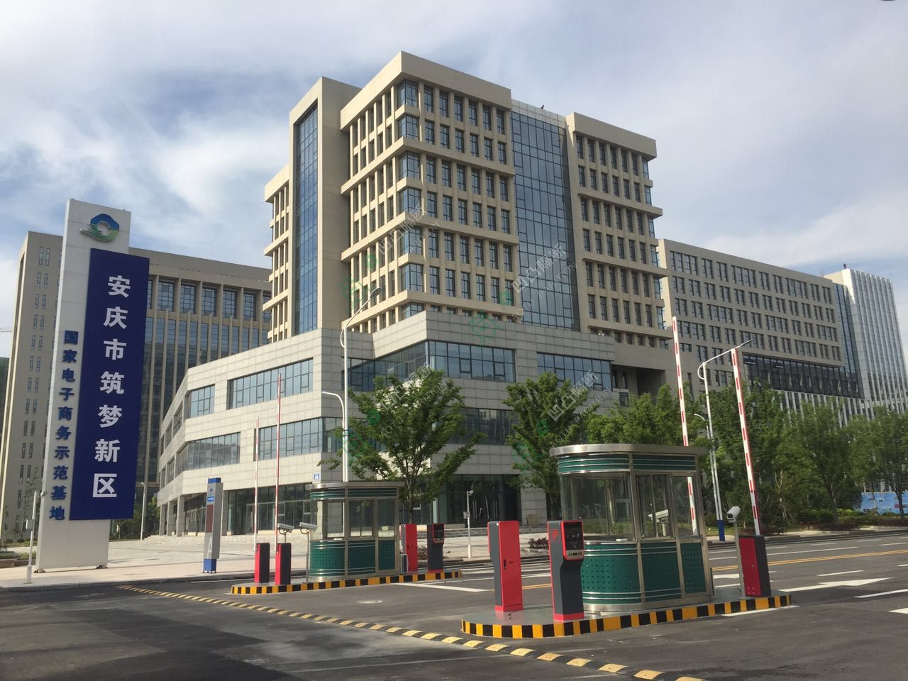 本地玻璃隔斷_玻璃隔斷廠(chǎng)家_[承接]安慶論壇網(wǎng)絡(luò)科技有限公司雙玻百葉玻璃隔斷工程